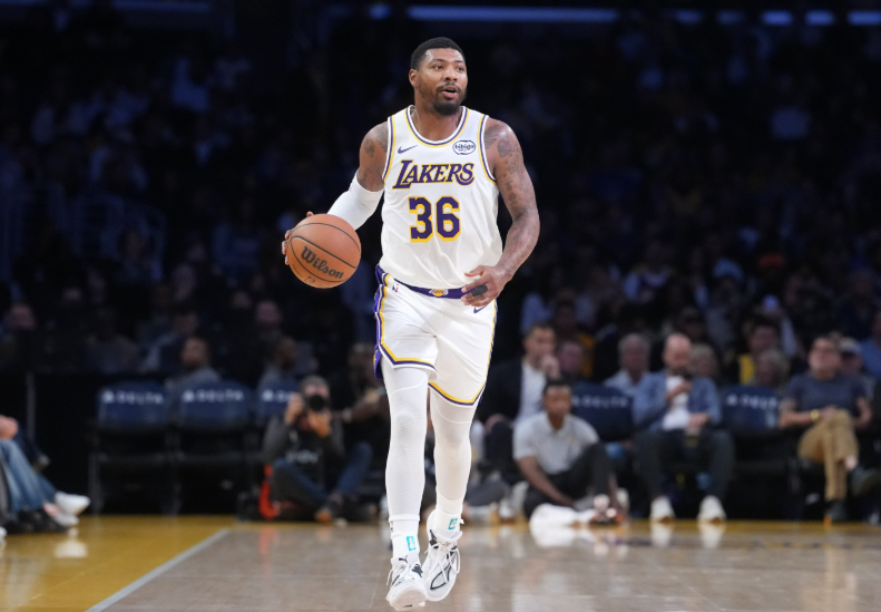 北京时间5月6日，NBA西部半决赛G1正式落幕，洛杉矶湖人客场挑战俄克拉荷马雷霆，经过四节激战，湖人最终以90-108不敌对手，系列赛大比分0-1陷入被动。这场18分的惨败，不仅暴露了湖人攻防两端的诸多问题，角色球员的集体低迷更是成为压垮球队的关键，其中作为球队核心射手之一的肯纳德，未能发挥应有作用，成为湖人失利的缩影。